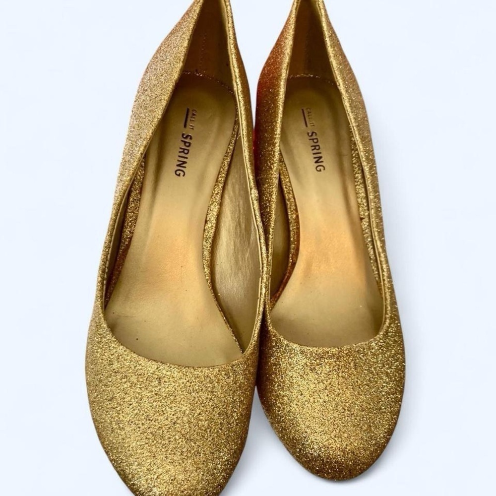Glamorous gold glitter pumps with 3.5" heel #glamour Call it Spring 7